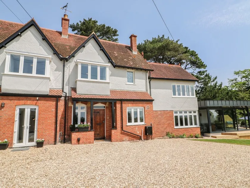 THE COACH HOUSE, pet friendly, luxury holiday cottage in Teignmouth - Image 1