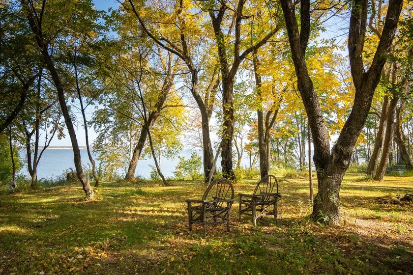 Cedar House on Lakefront Facing Elk Island in Victoria Beach-non-restricted area - Image 1
