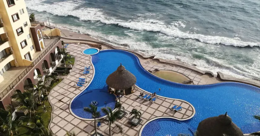 Maravilloso Condominio Frente AL MAR en Las Gavias Grand - Image 1