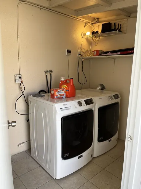 1B1B Guest House W/Full Kitchen Great Location Monthly Rental Only - Image 1