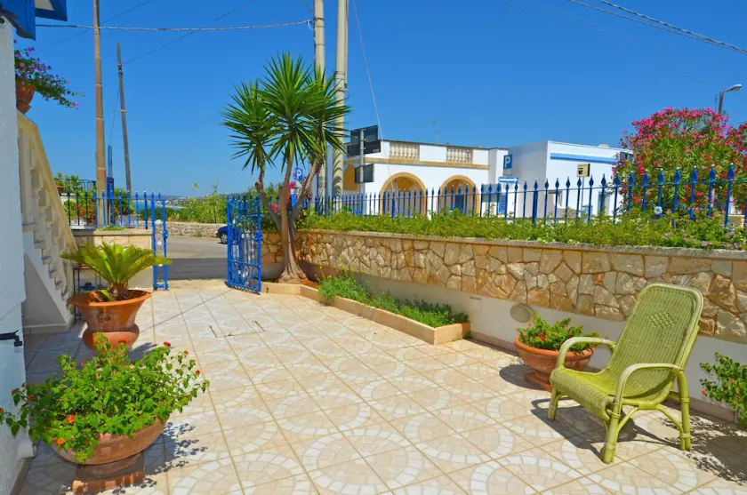 Luksus villa med stor terrasse og have med havudsigt - Image 1