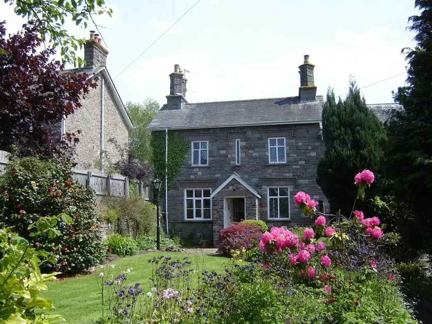 Ashfield cottage in Crickhowell with views of Usk Valley,and Brecon Beacons. - Image 1