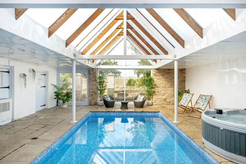 A large  group retreat that sleeps 20 guests  in 7 bedrooms - Image 1