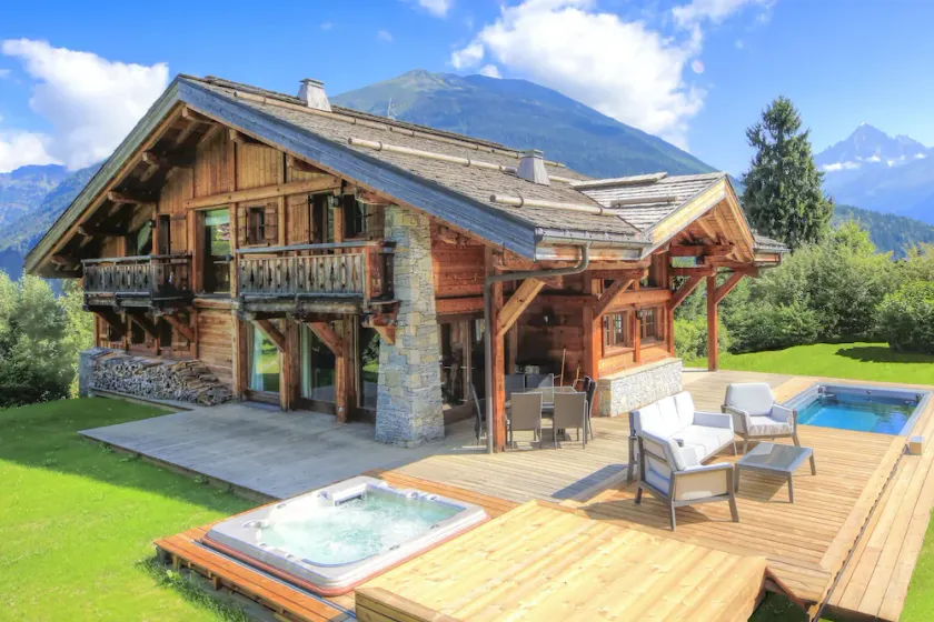 Private stunning chalet with incredible views, sunken jacuzzi & spa - Image 1