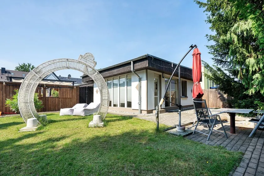 Holiday Apartment with Wine Cellar, Shared Garden and Wi-Fi - Image 1