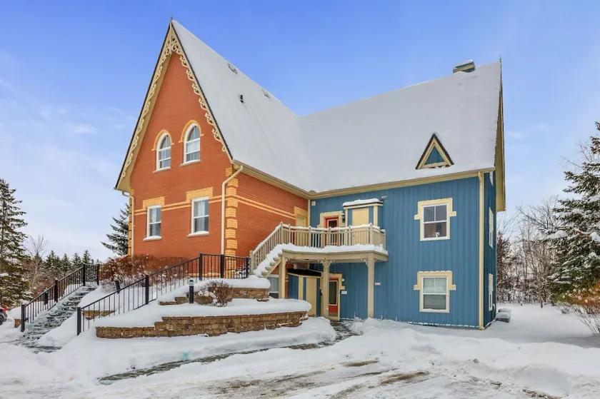 Collingwood, Blue Mountain, Historic Snowbridge, Main Floor - Image 1