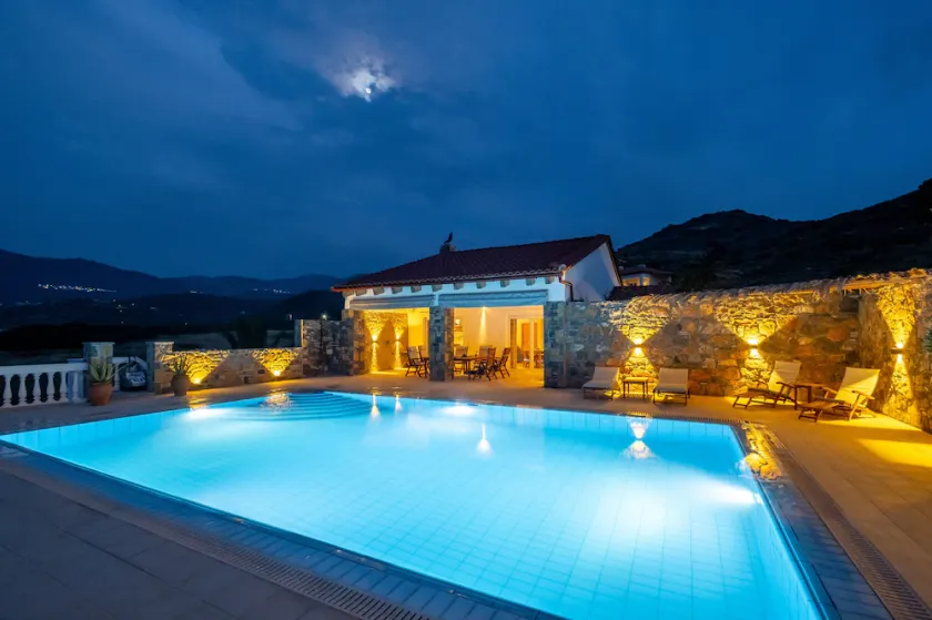 Luxurious mansion with pool, waterfront and direct access to the water - Image 1