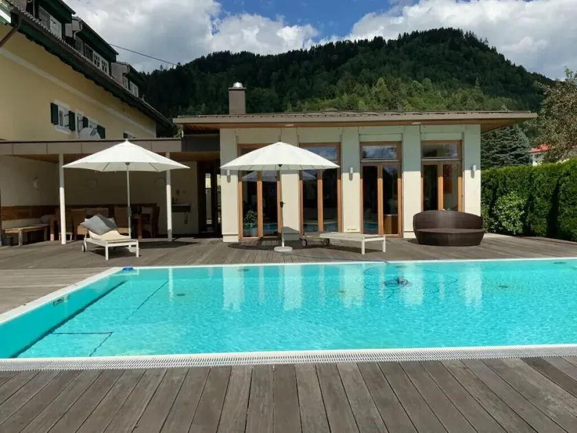 Country house with beautiful garden, pool and leisure facilities for up to 12 guests - Image 1