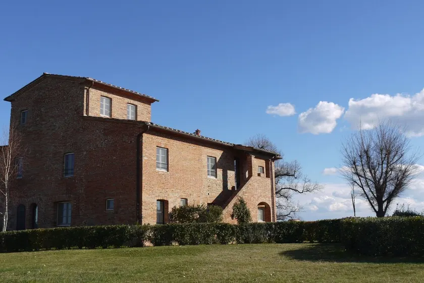 Elegante Casa di Campagna con Torretta e Piscina - Image 1