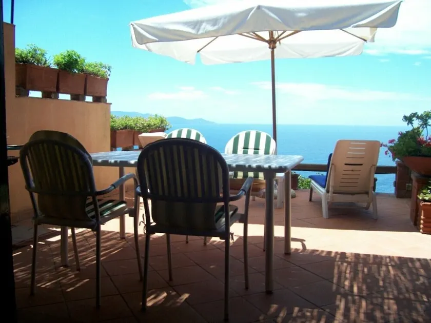 Casa con terraza con vistas al mar, piscina y exclusivo establecimiento. - Image 1