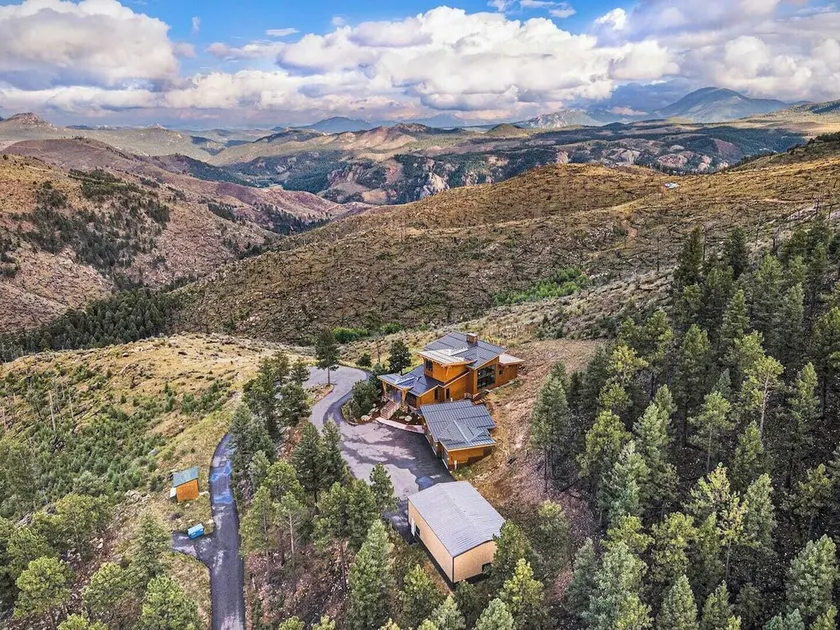 Hot Tub and Scenic Views at The Bailey Lodge - Image 1