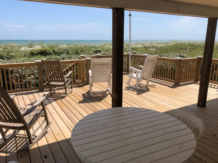 updated fabulous family  cottage. large deck.. on the ocean. great beach access - Image 1