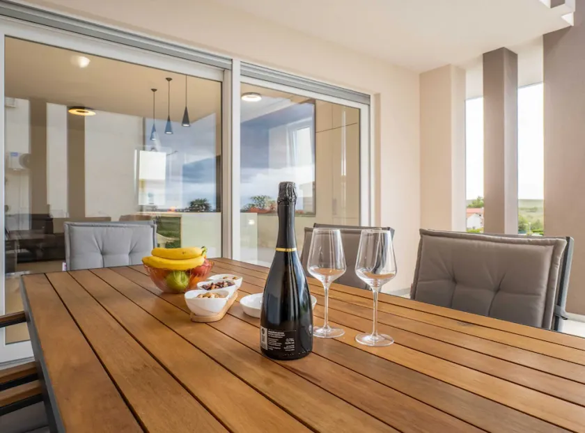 Spacious Povljana Apartment With Sea View and Terrace - Image 1