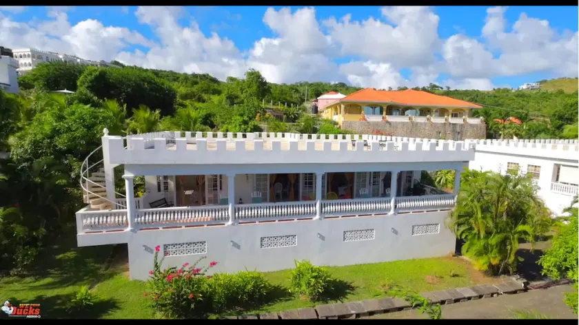 10 Mins From the Airport and Beach - Image 1