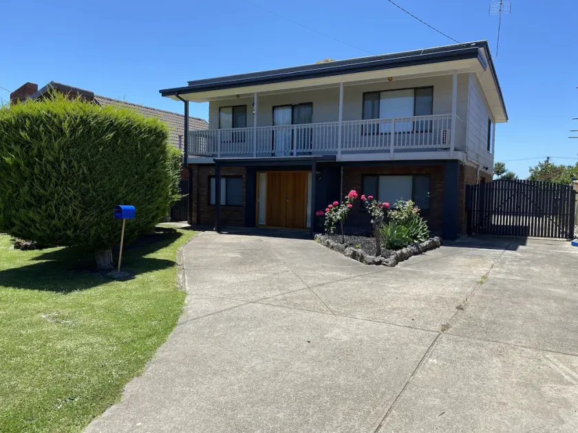 Dromana Charmer - Large family home, 8 min easy walk to the beach. - Image 1