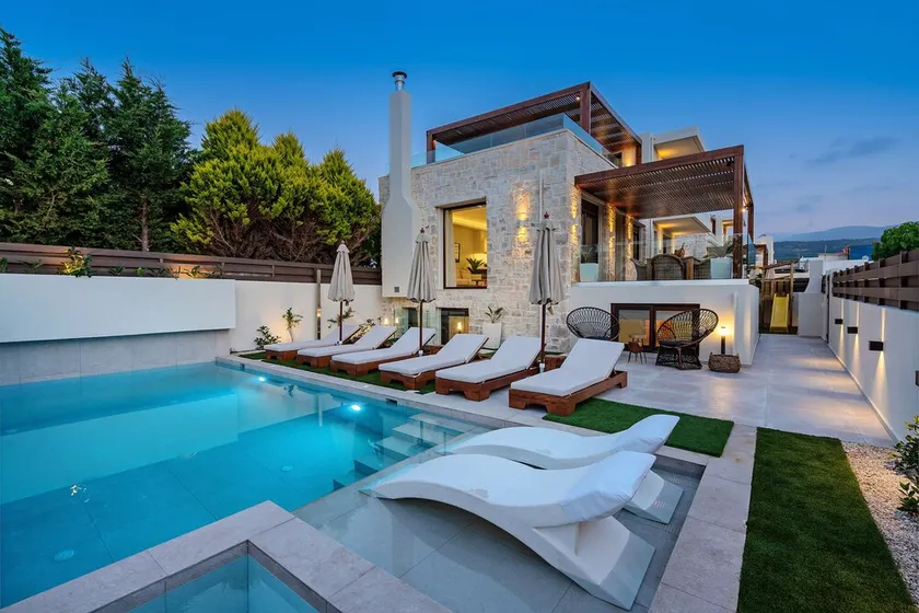 100 m de la plage, bain à remous, piscine, ping-pong, sauna et salle de gym, chaises longues privées! - Image 1