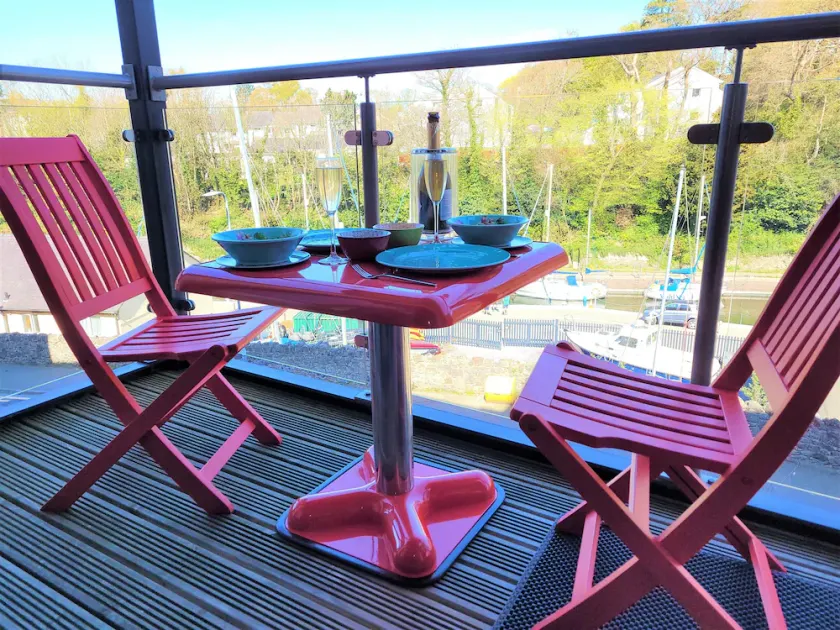 Llys Marina Fabulous Modern Apartment with Balcony for Snowdonia and Anglesey - Image 1