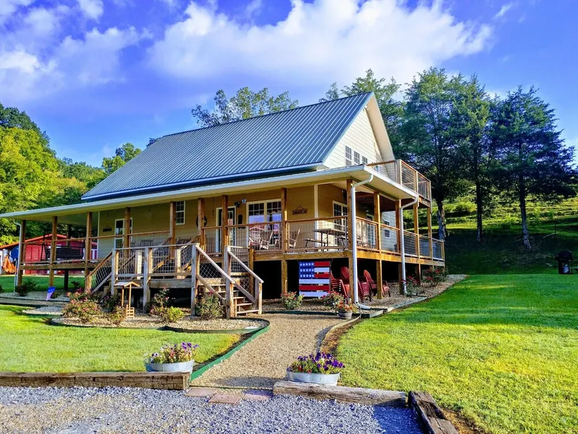 3 Bed 3 Bath-Large Wrap Around Porch Family Friendly, Hot Tub, WiFi - Image 1