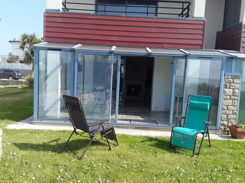Bright, sea-view apartment with direct beach access - Image 1