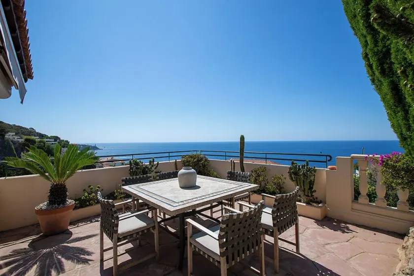 Luksus villa-lejlighed med panoramaudsigt over havet og lille privat have - Image 1