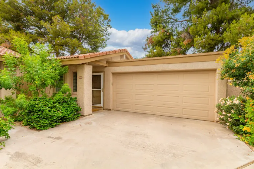 Near Old Town and Scottsdale Fashion Square, 2 bedrooms, 2 baths, sleeps up to 4 - Image 1