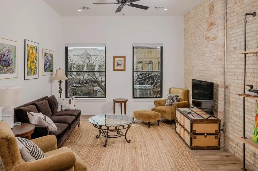 Luxury Downtown 2 Bedroom Flat - Image 1