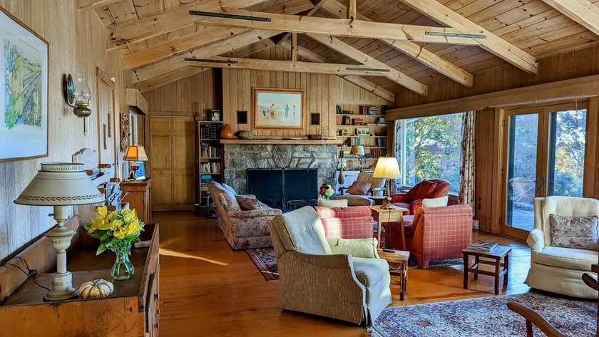 Family and Pet Friendly, Amazing Mountain Views, Quiet Yet Close to Everything! - Image 1