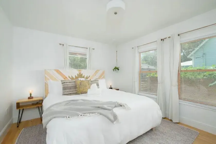 Cheerful 2-BDRM/2.5 Bathroom Home Near DWTN & UF - Image 1