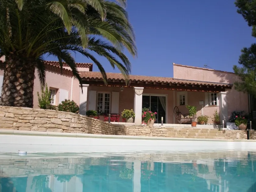 Karakterhus i Provence Gard, meget behageligt at bo i, 200 m2, aircondition, amerikanske billard, beliggende ved foden af klosteret St. Roman, roligt garanteret, boule court. - Image 1