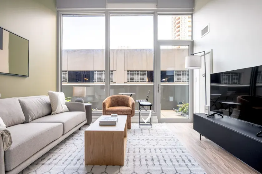 Premium West Loop 1BR w/ Pool, Gym & Lounge, nr L, by Blueground - Image 1