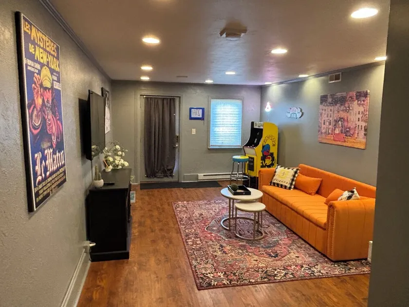 Discover Ohio charm near caverns - 7 min, “Friends” Joey & Chandlers apt  - Image 1
