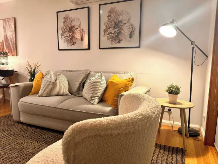 2 Bdrm Apt in Annandale with Courtyard & Parking - Image 1