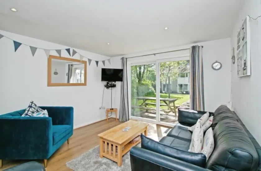 Atlantic Reach – Cozy 2-Bed with Parking - Image 1