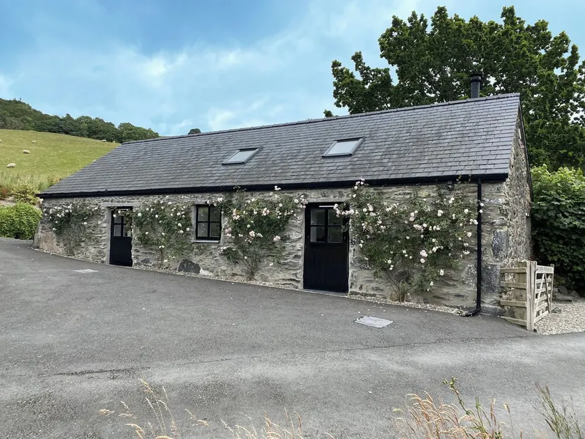 THE SHIPPON, romantic, luxury holiday cottage in Llanrwst - Image 1