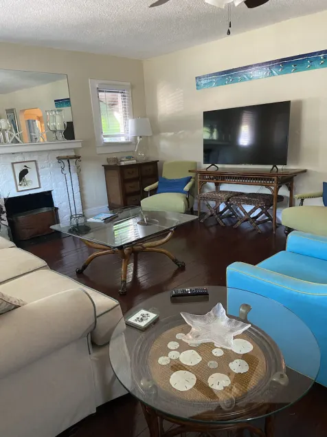 Sunny Sarasota with easy access to Lido and Siesta Beaches and downtown Sarasota - Image 1
