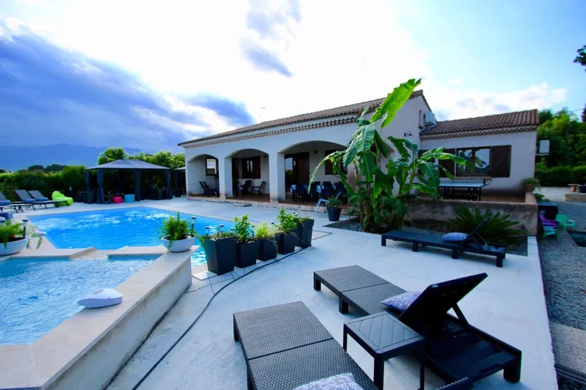 AIR-CONDITIONED VILLA WITH HEATED POOL AND HOT TUB - Image 1