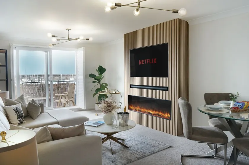 Stunning modern space with harbour views & free parking - Image 1