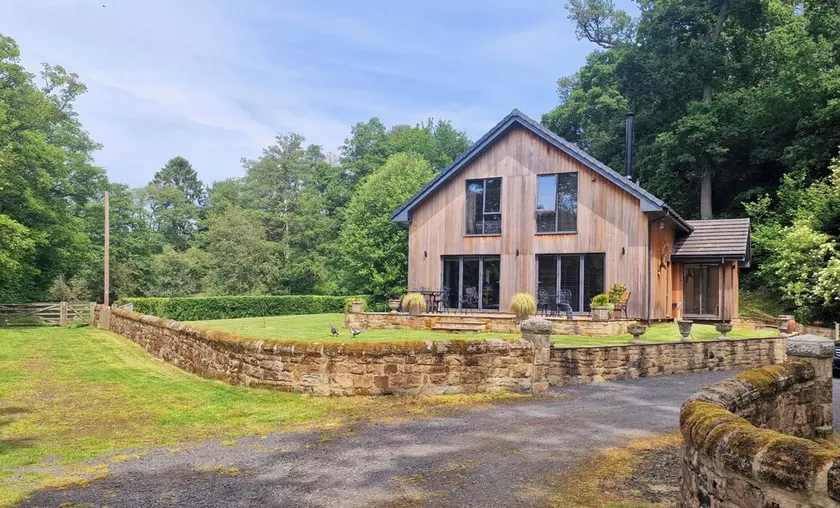 ROMSEY LODGE, pet friendly, luxury holiday cottage in Wark - Image 1