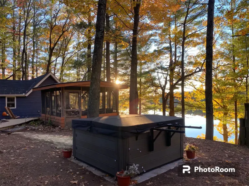 Liten Stuga ~ Romantic Getaway ~ Hot Tub with Stunning Lake View ~ Dog Friendly - Image 1