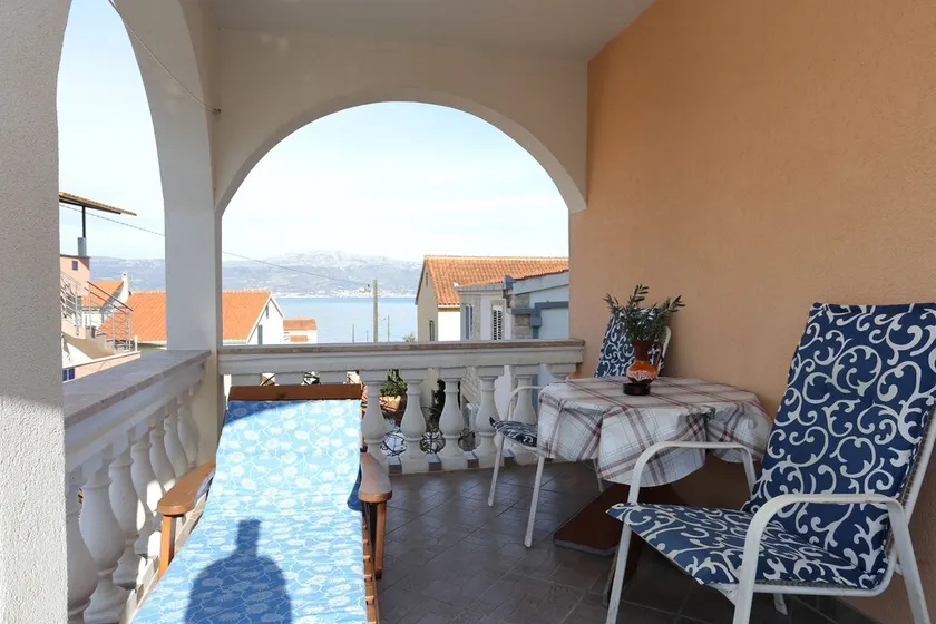 2-Zimmer-Ferienwohnung mit Terrasse und Meerblick Slatine (Ciovo) (A-16341-b) - Image 1