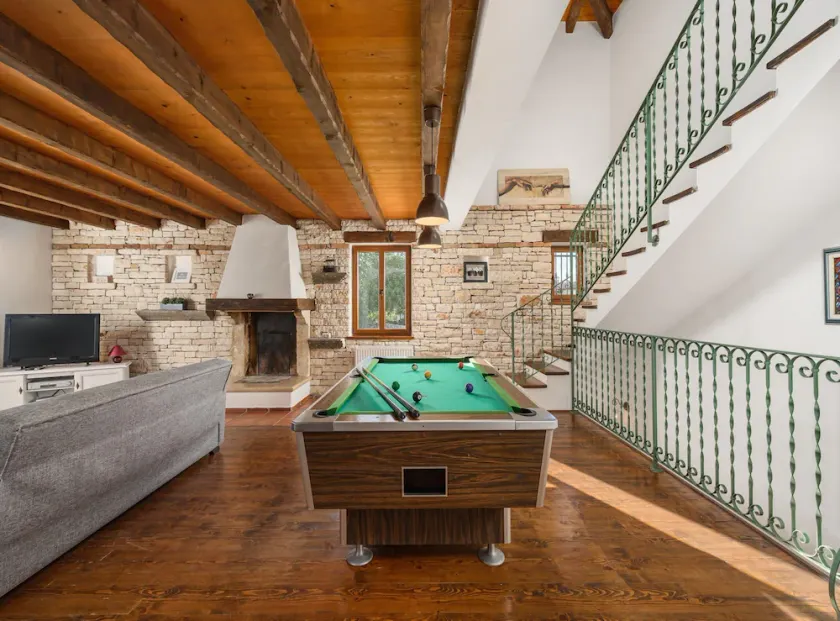 Spacious Villa With Garden - Image 1