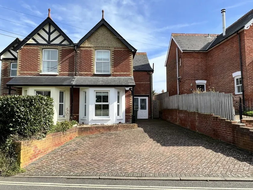 Character Victorian House, Freshwater, Sleeps 6, WiFi, Parking, Garden - Image 1