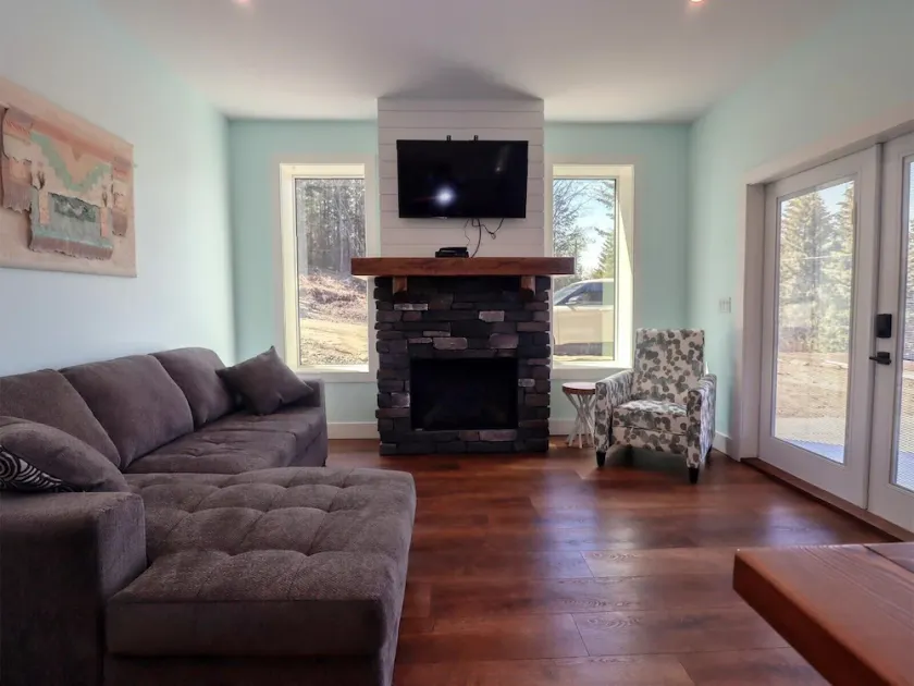 TREETOP PARADISE SUITE Breathtaking lake and mountain views 5 min from the beach - Image 1