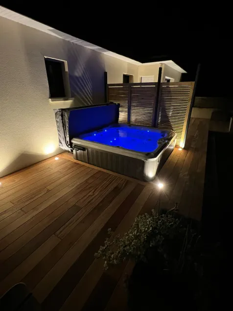 Sea view, jacuzzi, 5 bedrooms, enclosed garden, pets allowed - Image 1