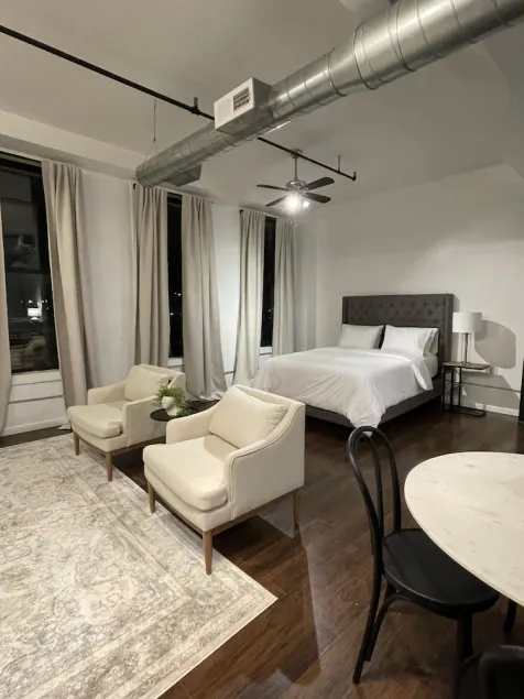 Spacious Loft in Historic Baggs Square - Image 1