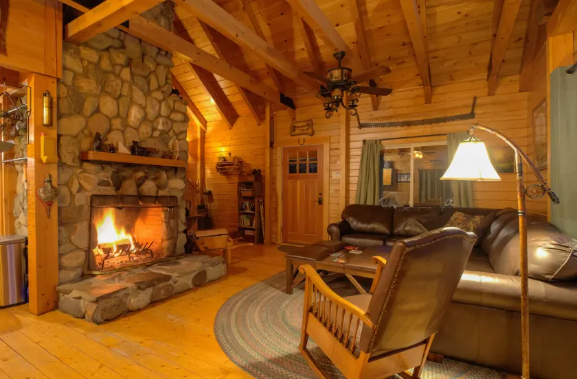 Afsondret Lakefront Log Home With Private Shore. Fantastisk svømning, fiskeri - Image 1