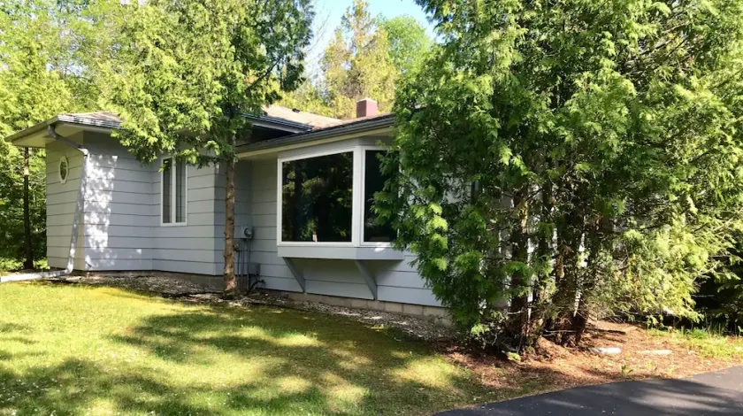 Downtown Sister Bay Cottage (walk to everything), Open Year Round. - Image 1