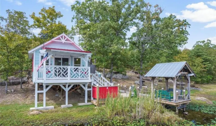 Cozy Cabin, firepit, with 10 acres to roam, private pond and Dock, s’more’s - Image 1