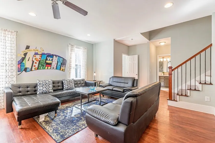 2 Story Large Apartment | 5 min to Downtown - Image 1