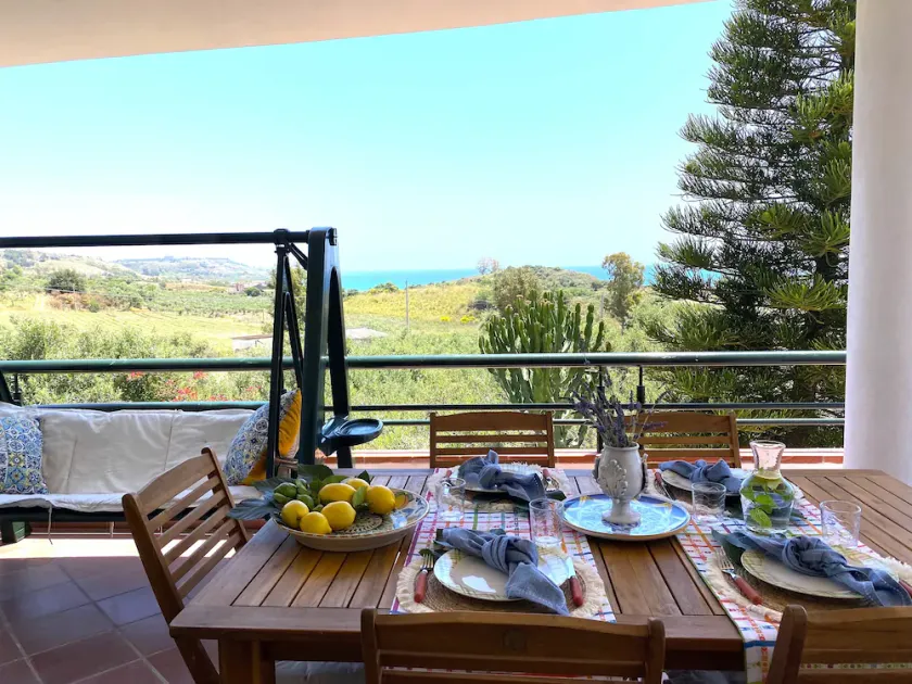 Holiday home with beautiful sea views, 3 minutes walk from the beach - Image 1